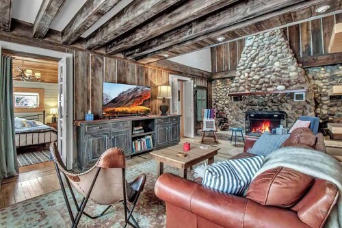 Rustic Cabin, Wood Fireplace & Large Deck