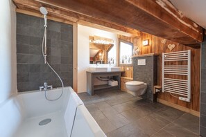Badewanne, Haartrockner, Handtücher