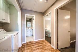 3 عدّة غرف نوم ومكواة/لوح كي وواي فاي مجانًا وملاءات أسرّة