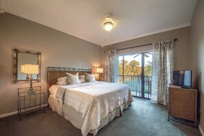 3 slaapkamers, een strijkplank/strijkijzer, gratis wifi, beddengoed