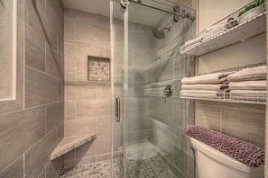 Combined shower/bathtub, hair dryer, towels
