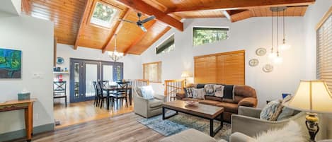 Smart TV, chimenea, futbolito