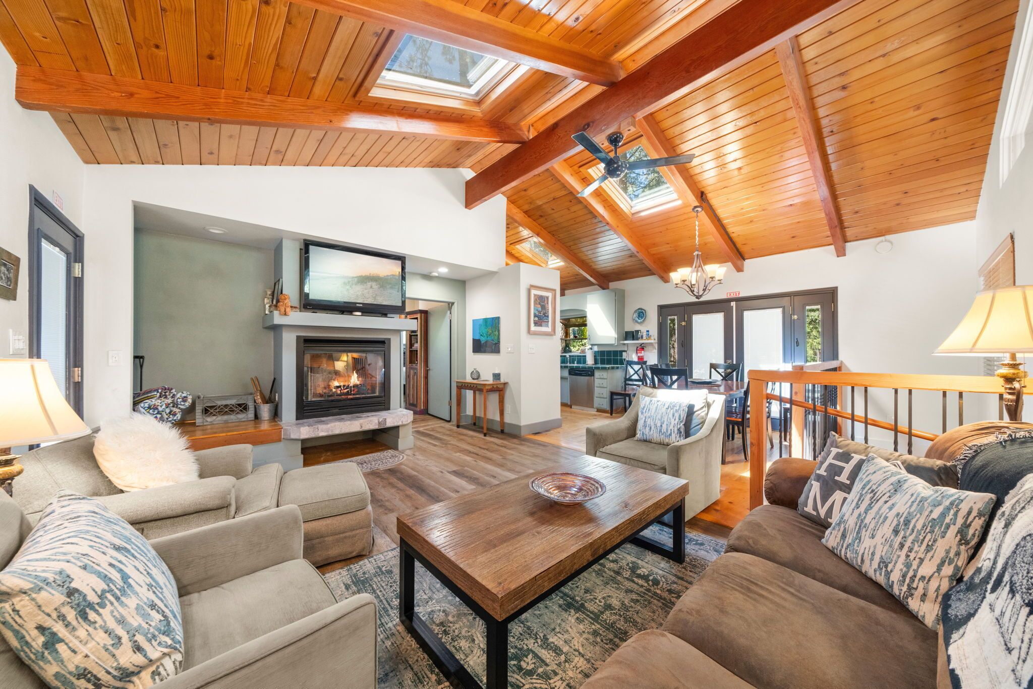 TV connectée, cheminée, baby-foot