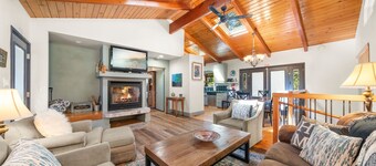 Wolf's Creek: Hot tub, On the Creek!