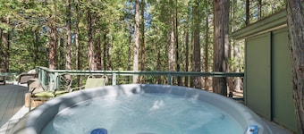 Wolf's Creek: Hot tub, On the Creek!
