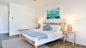 3 chambres, fer et planche à repasser, lit de bébé portatif