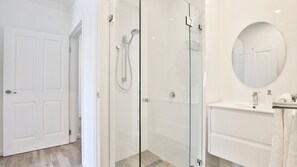 Dusche, Haartrockner, Handtücher