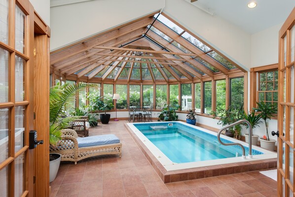 Alberca techada y alberca climatizada