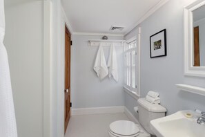 Shower, hair dryer, towels, soap - Farm Stay Retreat: Private Suite, Starry Skies -20 mins to Wells & Ogunquit (North Berwick)