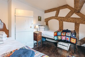 6 slaapkamers, een strijkplank/strijkijzer, reisbedje, wifi