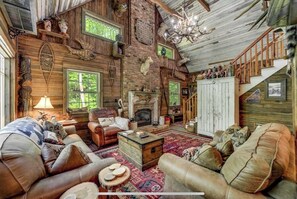 Smart-tv, eldstad, dvd-spelare och böcker