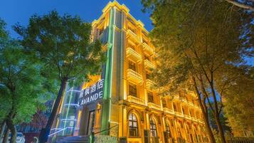Un hotel de varios pisos con una fachada imponente, grandes ventanales y una entrada destacada.