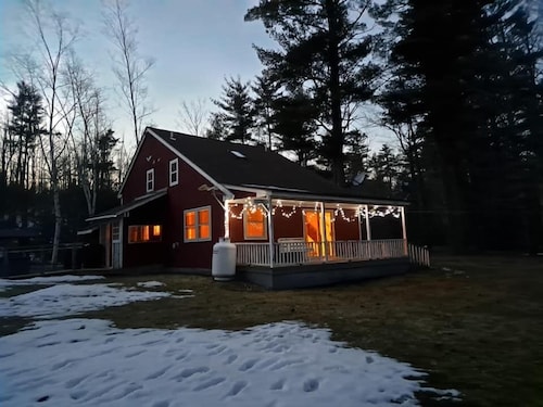 Cozy Vermont Lodge |Hot Tub||Stream | Private | Wifi | SatTV, Beautiful Waterfront Vermont Retreat