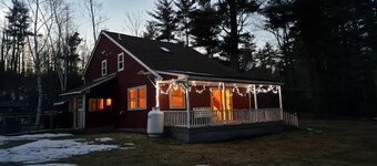 Cozy Vermont Lodge |Hot Tub||Stream | Private | Wifi | SatTV, Beautiful Waterfront Vermont Retreat