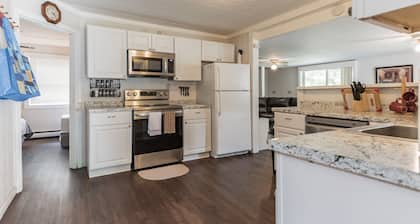 Cozy Vermont Lodge |Hot Tub||Stream | Private | Wifi | SatTV, Beautiful Waterfront Vermont Retreat