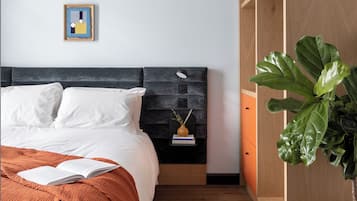 Estudi (Locke) | Caixa forta a l'habitació i escriptori