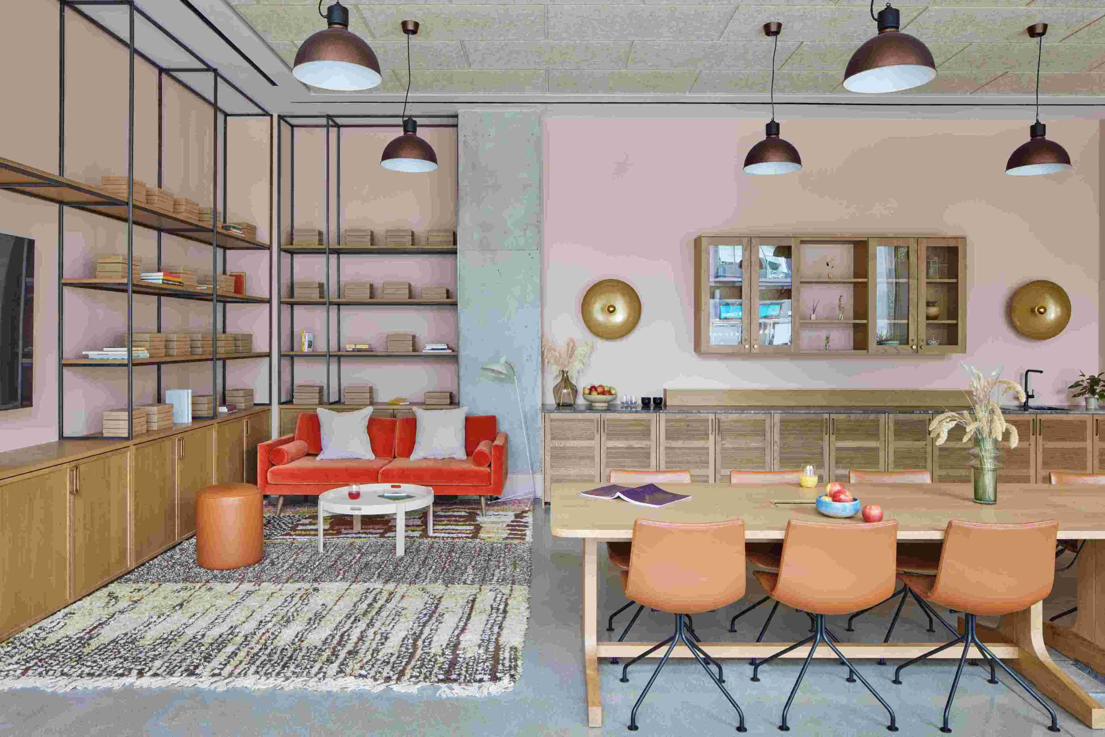 Un salon moderne comprenant un canapé, une table basse et un coin repas avec des chaises et une table.