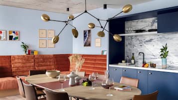 Suíte, 2 quartos (Beckett) | Área de estar | Smart TV 42 polegadas com canais digitais, TV