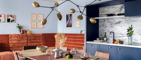 Suite, 2 chambres (Beckett) | Coin séjour | TV connectée de 42 pouces avec chaînes numériques, télévision