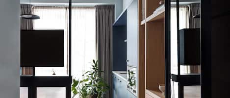 Studio (Locke) | Woonruimte | Een 42-inch smart-tv met digitale zenders en een televisie