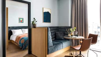 Suite, 2 habitaciones | Zona de estar | Smart TV de 42 pulgadas con canales digitales, una televisión