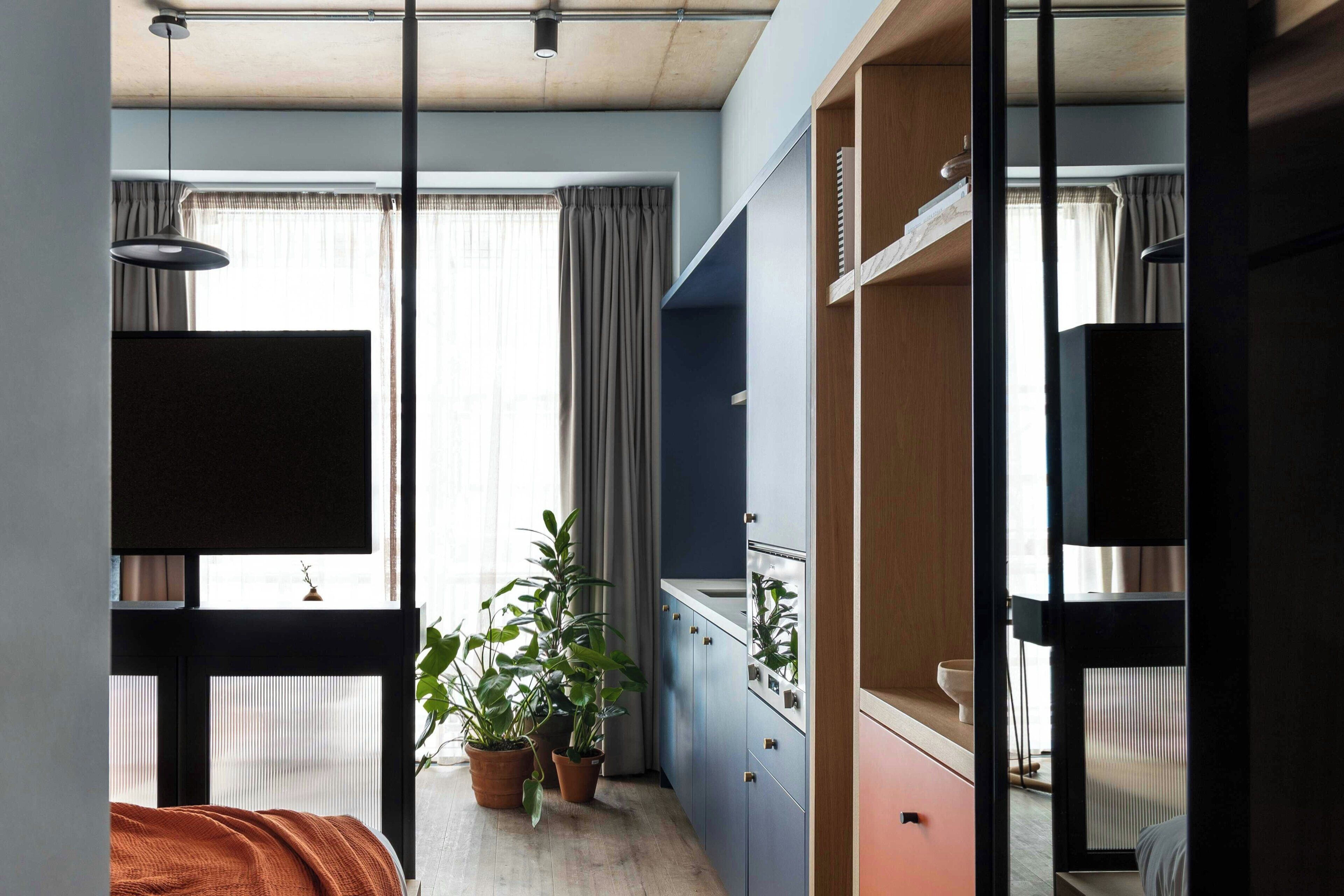 خزنة داخل الغرفة ومكتب ومساحة عمل للكمبيوتر المحمول وستائر تعتيم