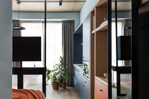 Caja fuerte, escritorio, espacio para trabajar con un portátil