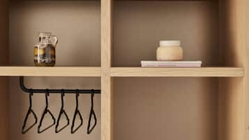 1 quarto, cofres nos quartos, escrivaninha