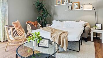 3 dormitorios, escritorio, tabla de planchar con plancha y cuna de viaje