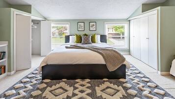 3 slaapkamers, een bureau, een strijkplank/strijkijzer, reisbedje