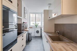 Een koelkast, een microgolfoven, een oven, een vaatwasser