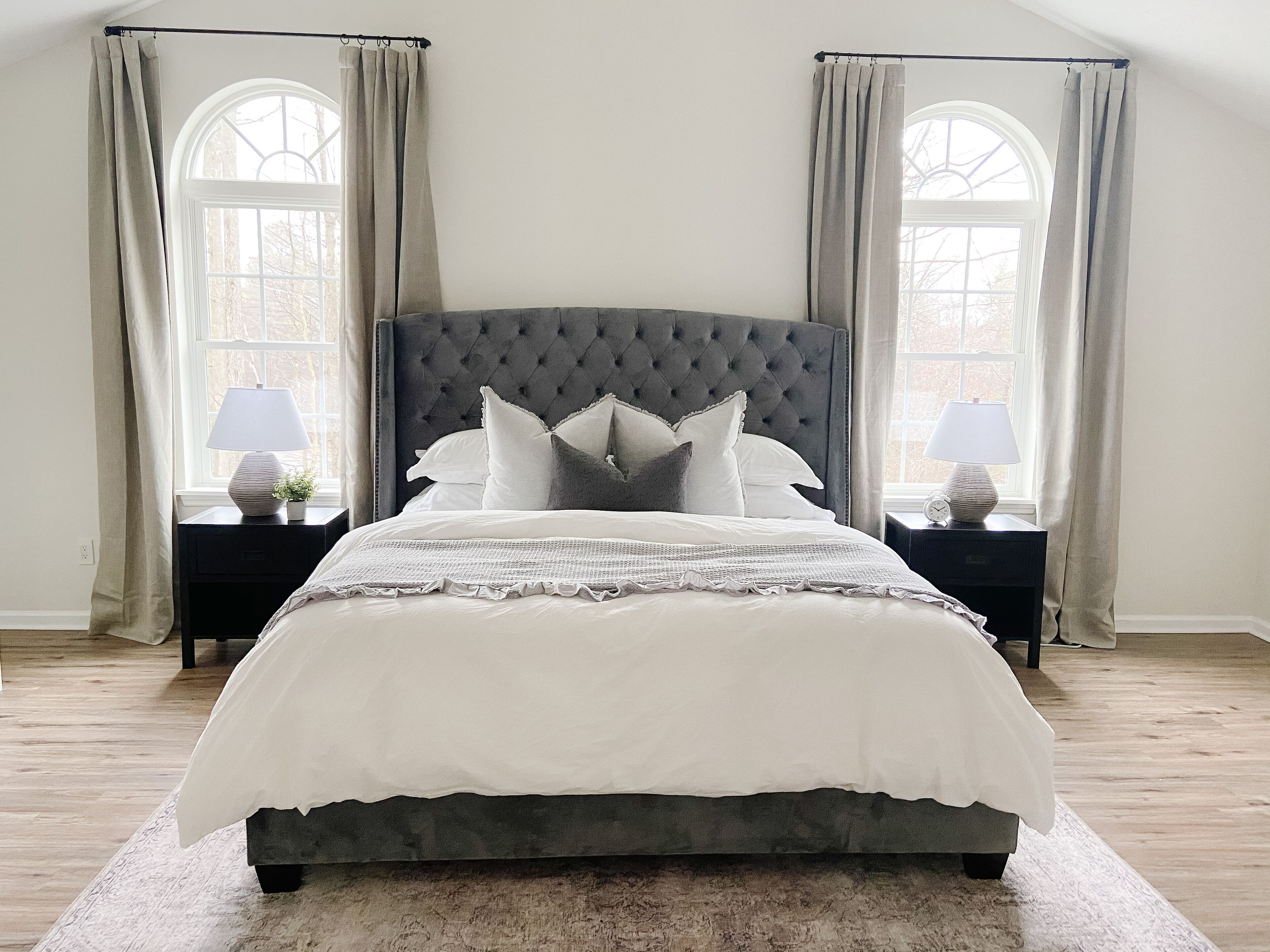 4 عدّة غرف نوم وواي فاي وملاءات أسرّة