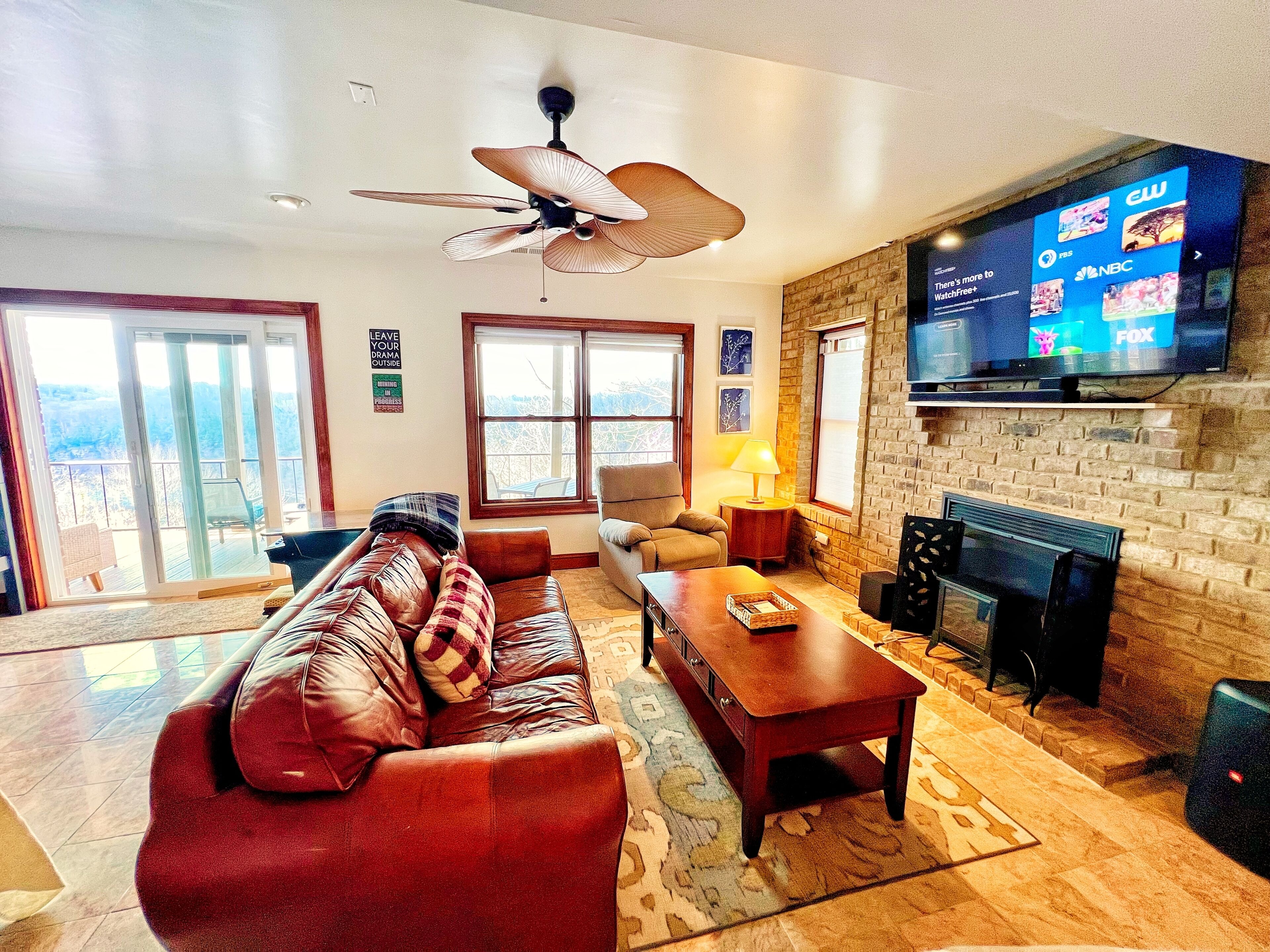 Een smart-tv, videogames, boeken en een stereo