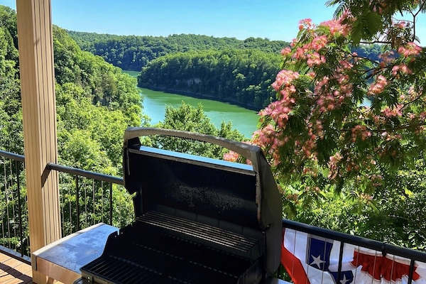 🔥Grill with a view - the middle deck at Sunset Ridge.