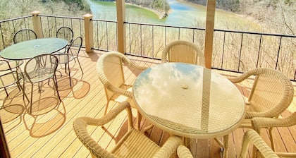 LAKE CUMBERLAND: AMAZING lake views year-round. Minutes to JAMESTOWN Marina, KY.