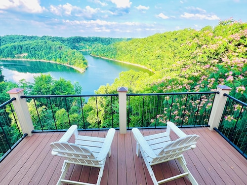 LAKE CUMBERLAND: AMAZING lake views year-round. Minutes to JAMESTOWN Marina, KY.
