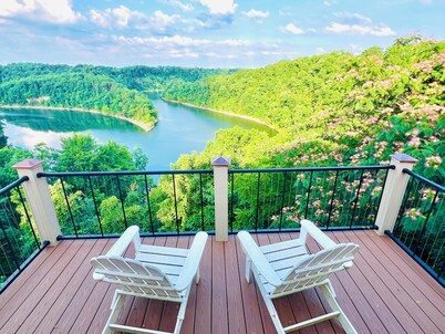 LAKE CUMBERLAND: AMAZING lake views year-round. Minutes to JAMESTOWN Marina, KY.