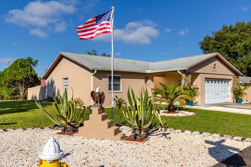 Palm Harbor Pool Home! 4bd/2ba - POOL home - SLEEPS 10!