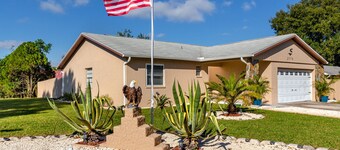 Palm Harbor Pool Home! 4bd/2ba - POOL home - SLEEPS 10!