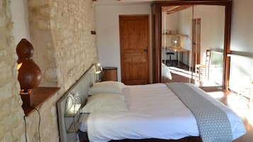 6 bedrooms, WiFi, bed sheets