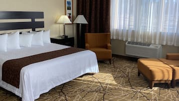 Suite, 1 kingsize bed, uitzicht op meer | Een bureau, een laptopwerkplek, verduisterende gordijnen