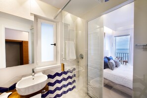 Luxury Villa, 5 Bedrooms | Bathroom | Shower, rainfall showerhead, free toiletries, hair dryer - Amalfi Coast Luxury Villa with Swimming Pool (Praiano)