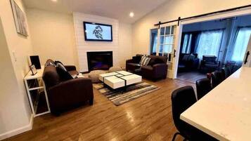 Televisión, chimenea, futbolito y tenis de mesa