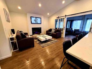 Una televisión, una chimenea, un futbolín, una mesa de tenis de mesa