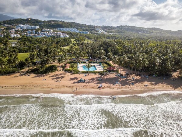 Una spiaggia nelle vicinanze
