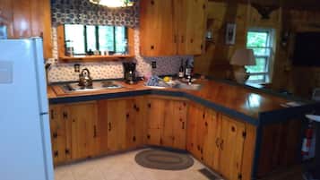 Refrigerador, microondas, parrilla de estufa y cafetera y tetera