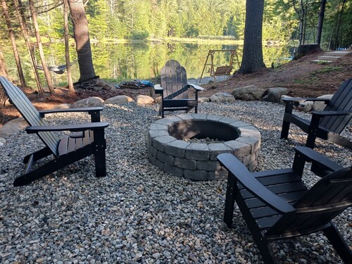 Private lakeside cabin for those looking for peace and quiet in Brant Lake.