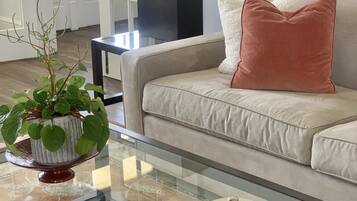 Téléviseur connecté, foyer, lecteur de DVD, table de baby-foot