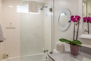 Combined shower/bathtub, hair dryer, towels - 3768 Belle Folie ~ Beautifully Updated Carmel Home (Carmel)