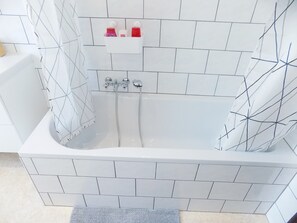 Baignoire, sèche-cheveux, serviettes fournies, savon